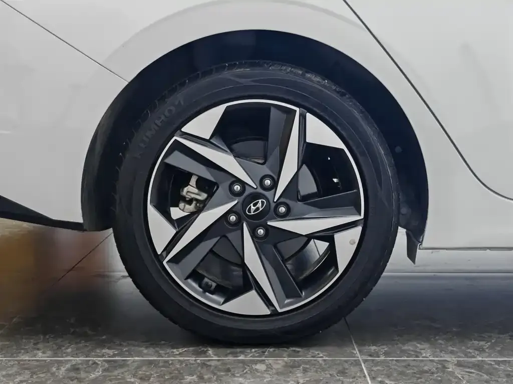 Hyundai Elantra — фото 8