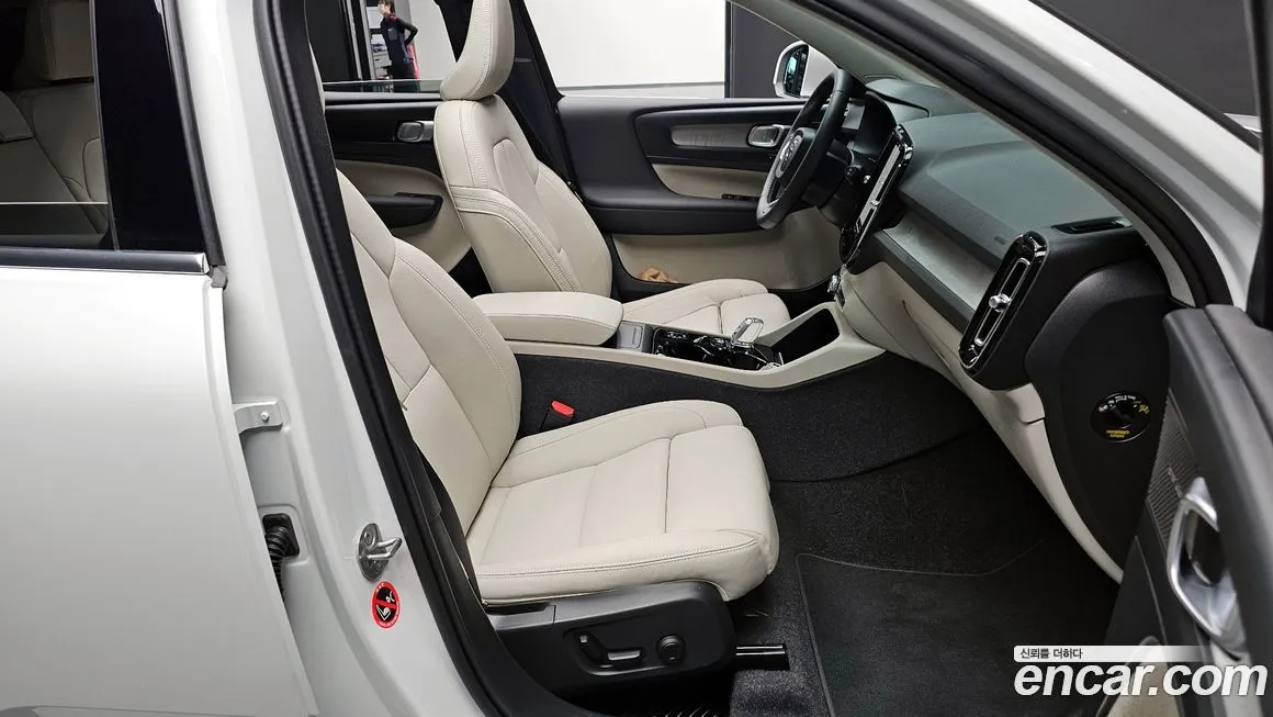 Volvo XC40 — фото 10