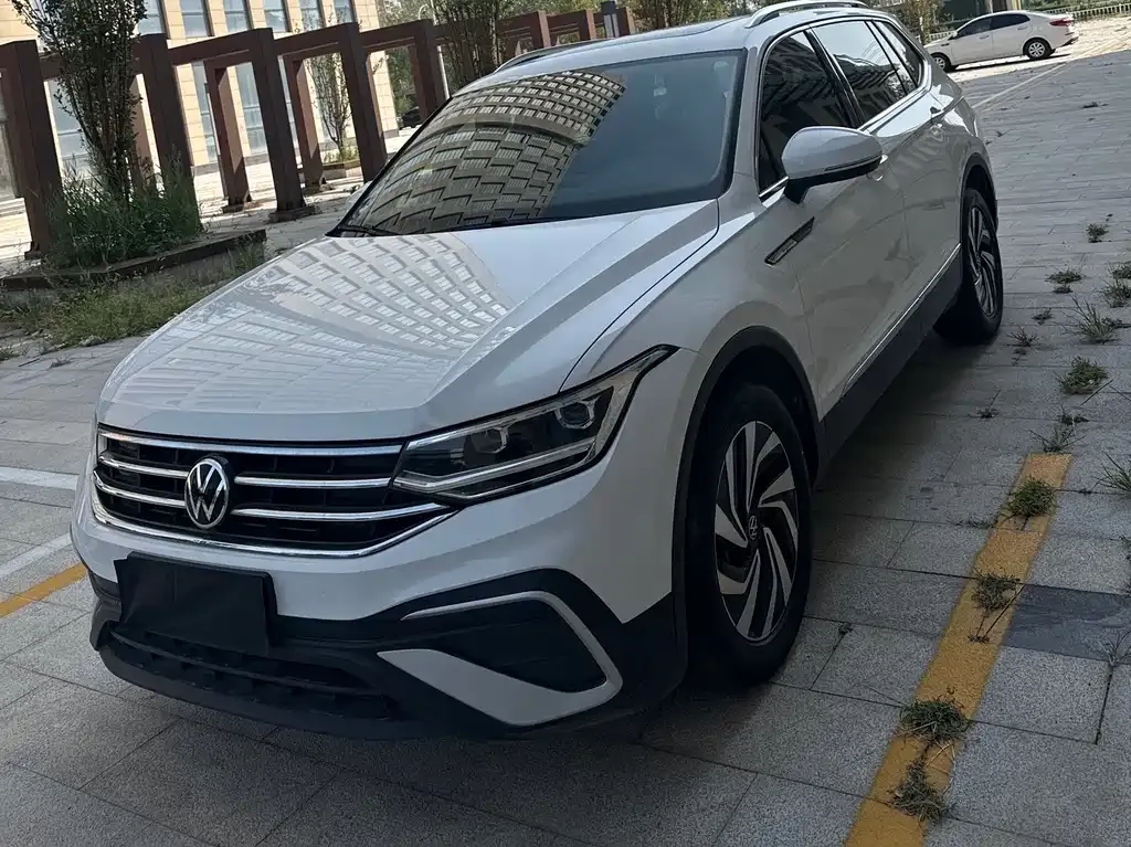 Volkswagen Tiguan L — фото 1