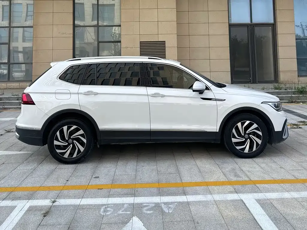 Volkswagen Tiguan L — фото 3