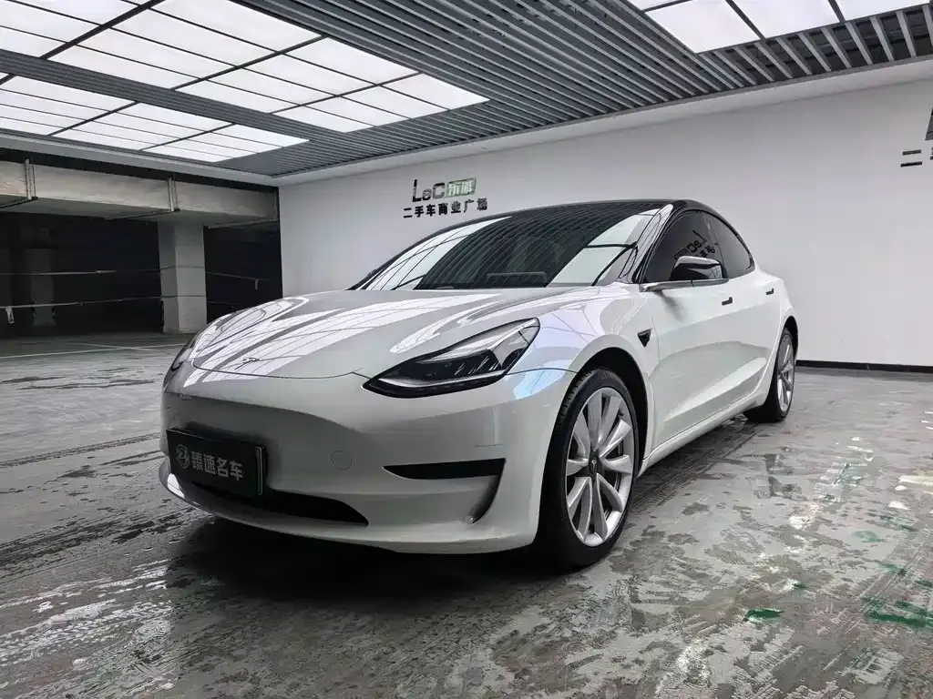 Tesla Model 3 — фото 1