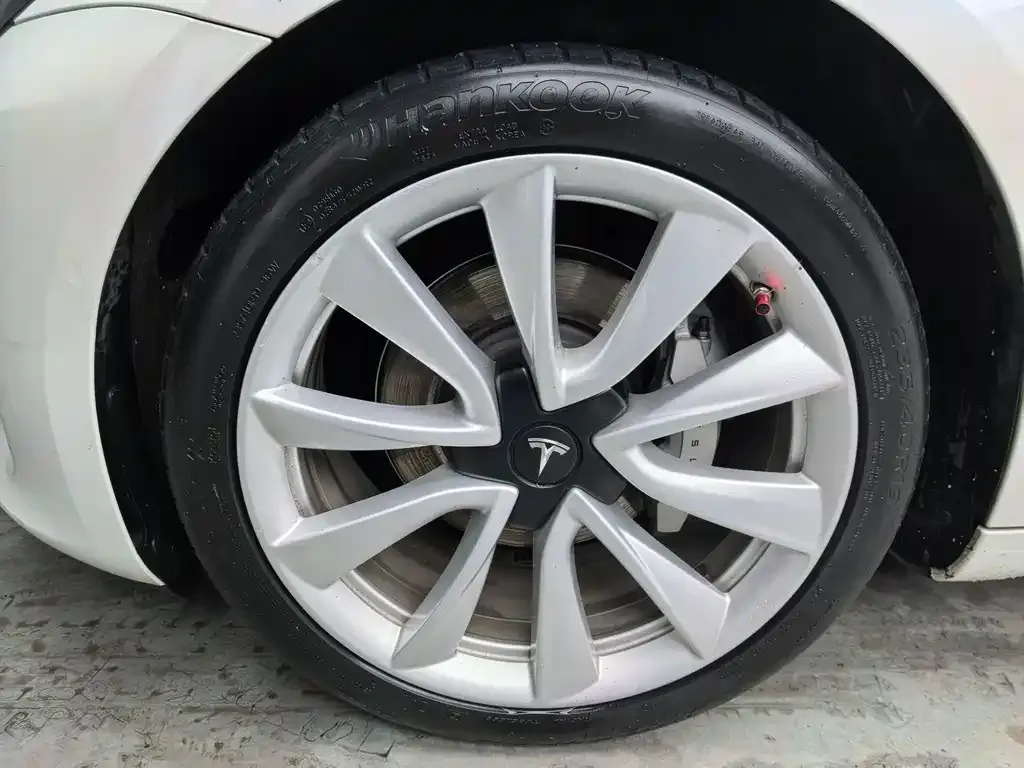 Tesla Model 3 — фото 10