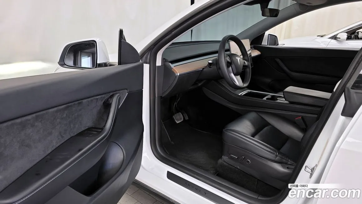 Tesla Model Y — фото 10