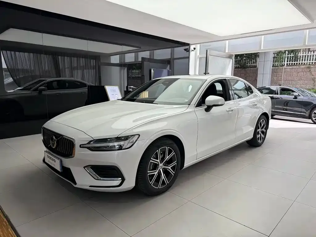 Volvo S60 — фото 1