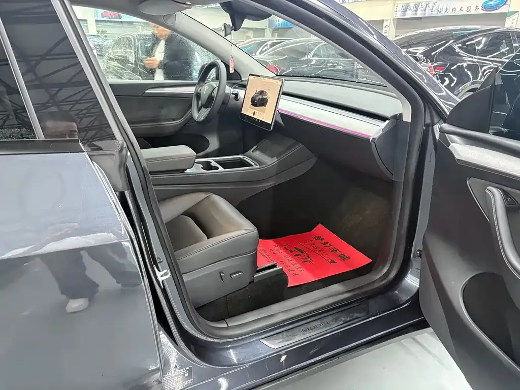 Tesla Model Y — фото 9