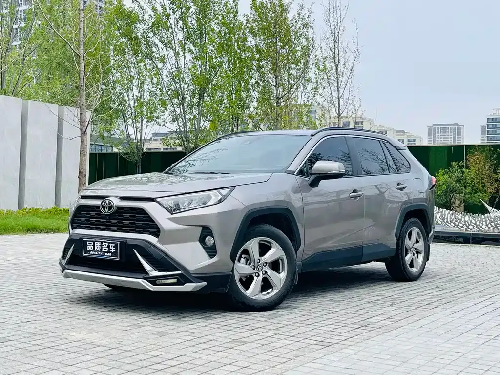 Toyota RAV4 — фото 1
