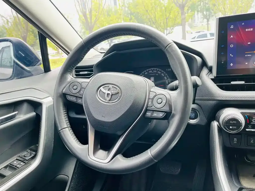 Toyota RAV4 — фото 10
