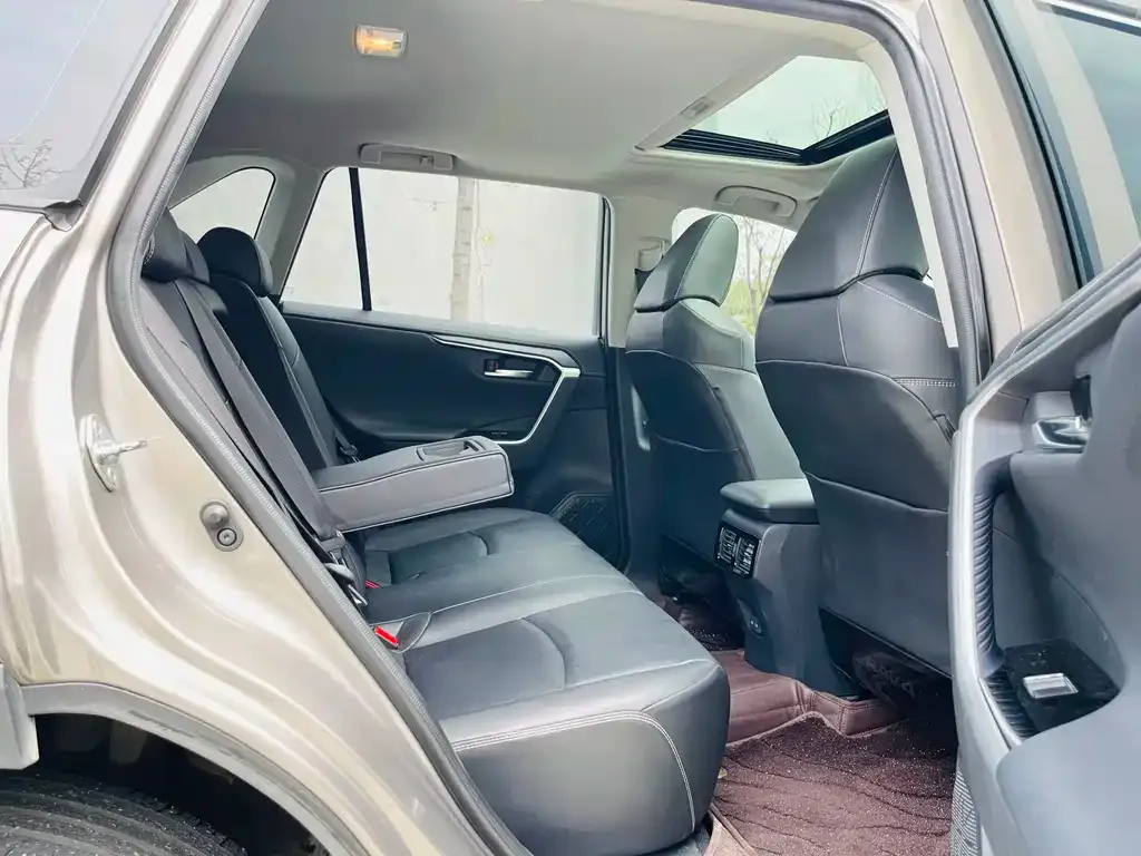 Toyota RAV4 — фото 5
