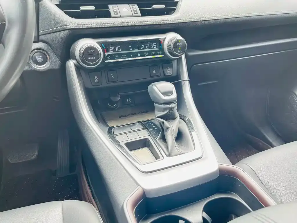Toyota RAV4 — фото 8