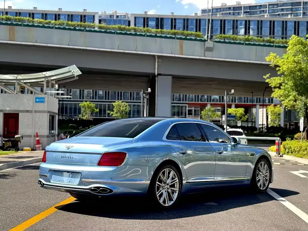 Bentley Flying Spur PHEV — фото 7