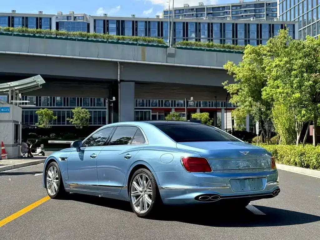 Bentley Flying Spur PHEV — фото 9