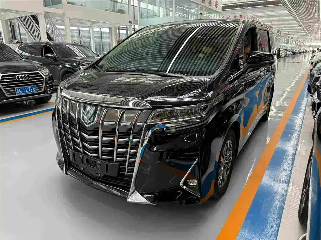 Toyota Alphard — фото 1