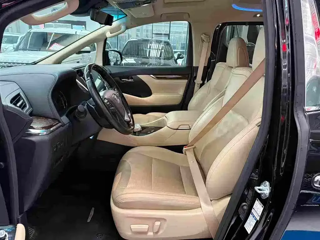 Toyota Alphard — фото 2