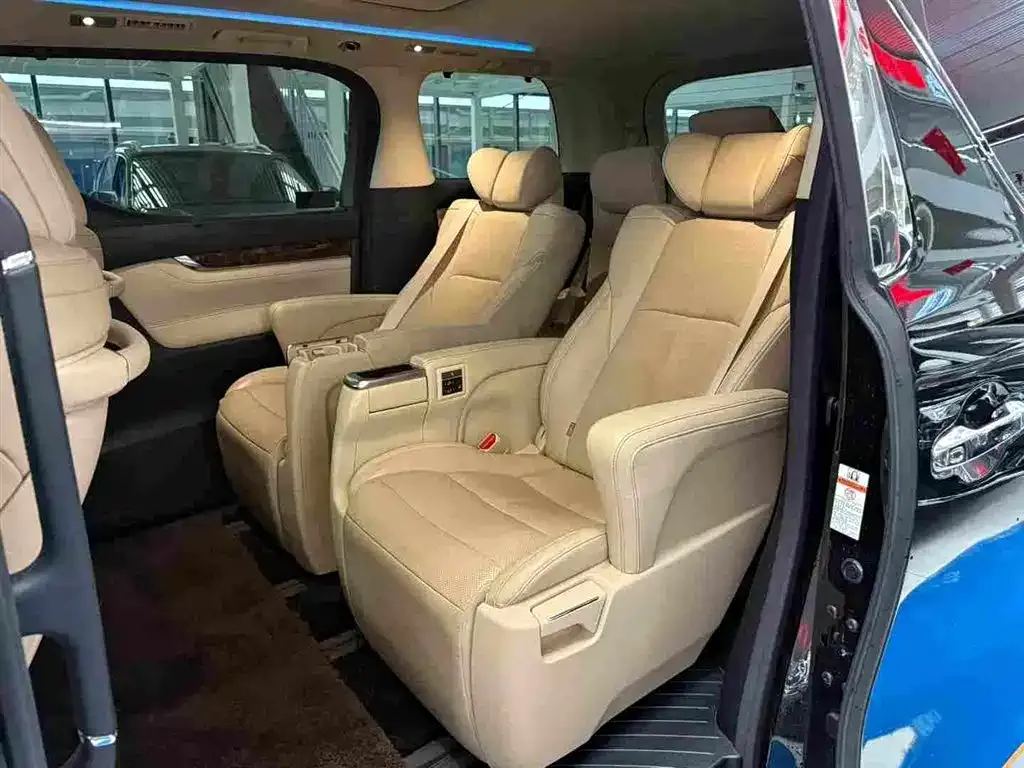 Toyota Alphard — фото 3