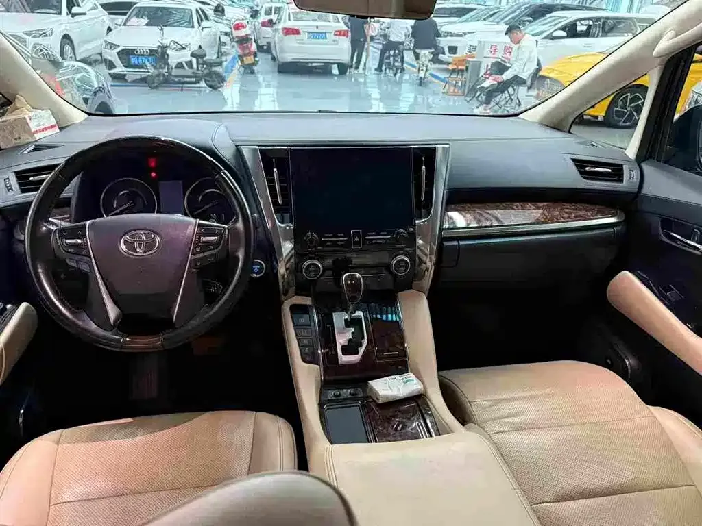 Toyota Alphard — фото 4