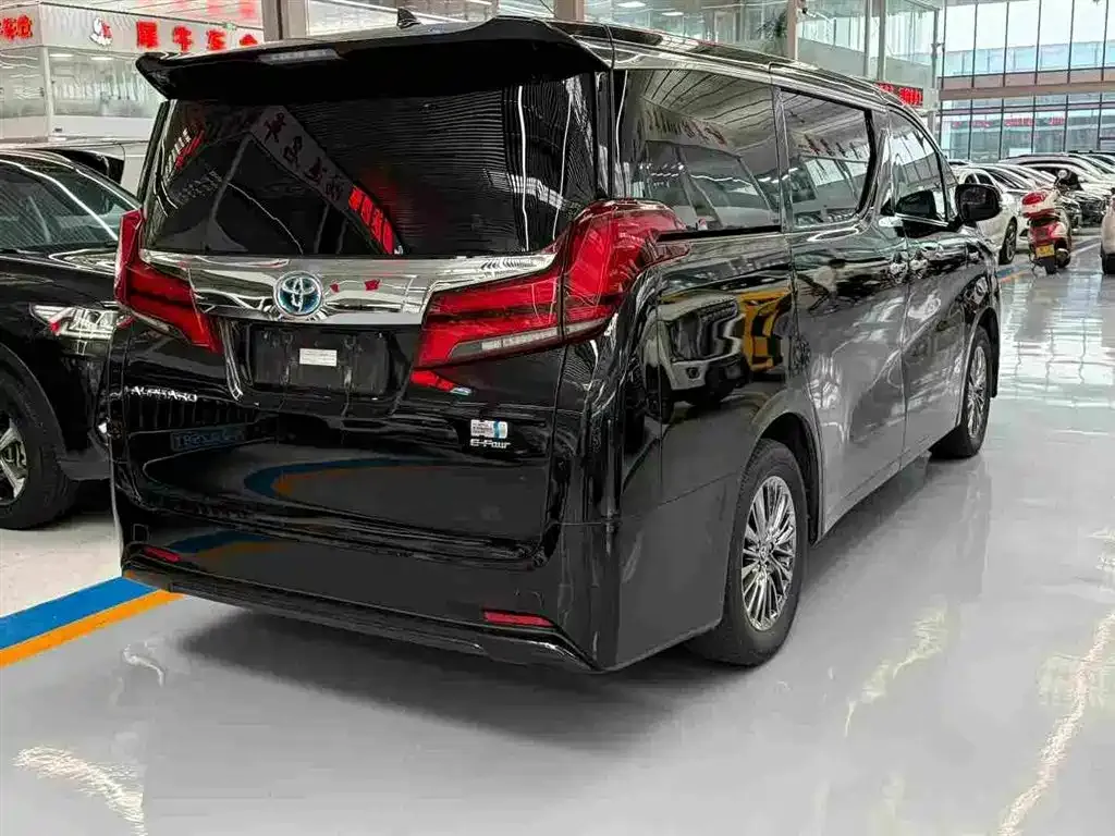 Toyota Alphard — фото 5