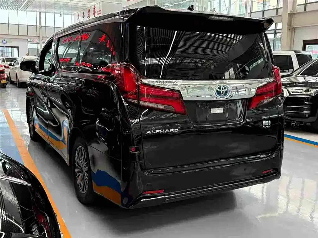 Toyota Alphard — фото 7