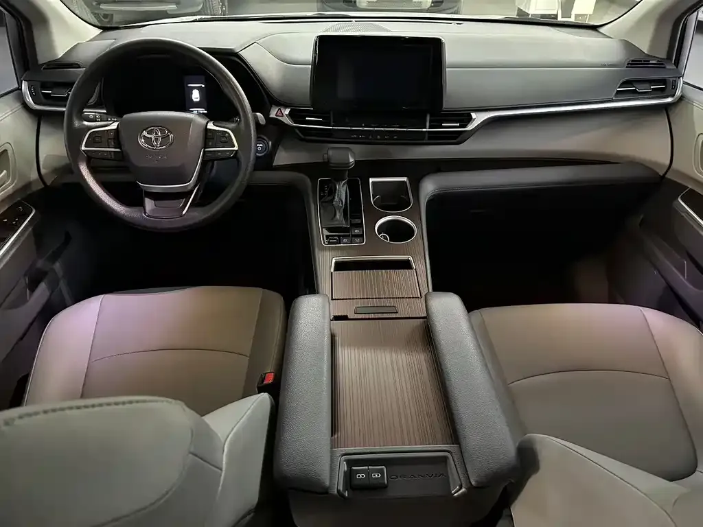 Toyota Granvia — фото 6