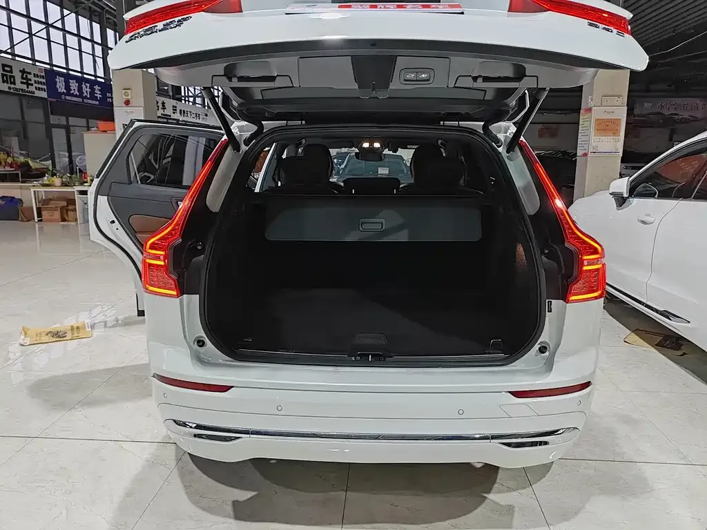 Volvo XC60 — фото 10