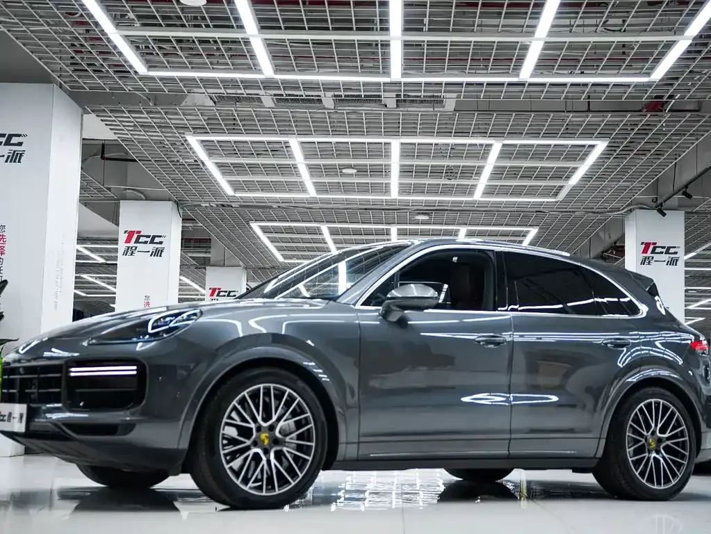 Porsche Cayenne — фото 1