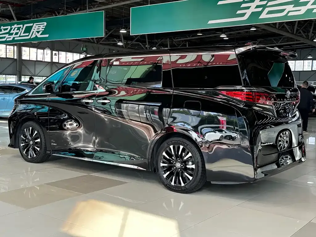 Toyota Alphard — фото 4