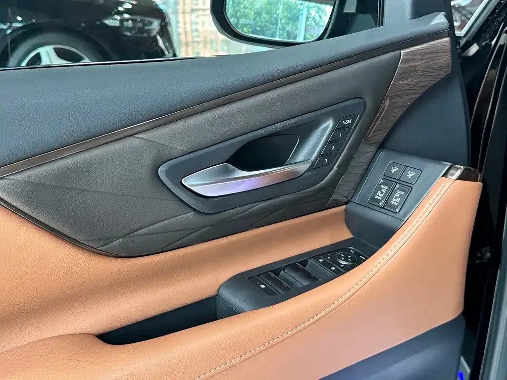 Toyota Alphard — фото 7