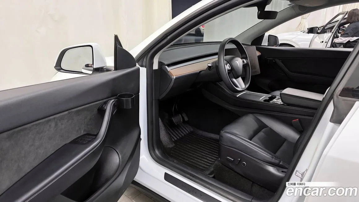 Tesla Model Y — фото 10