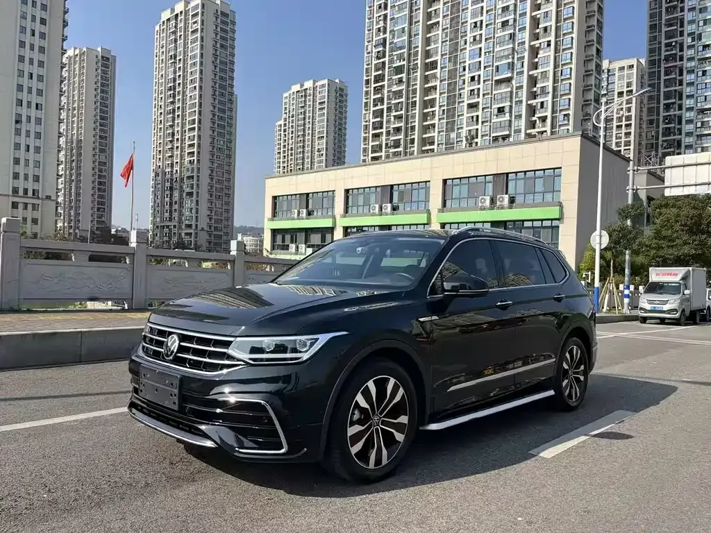 Volkswagen Tiguan L — фото 1