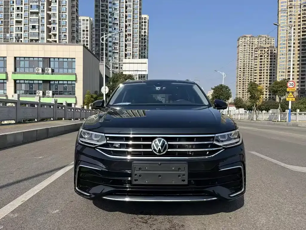 Volkswagen Tiguan L — фото 2