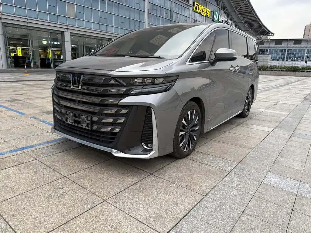 Toyota Vellfire — фото 1