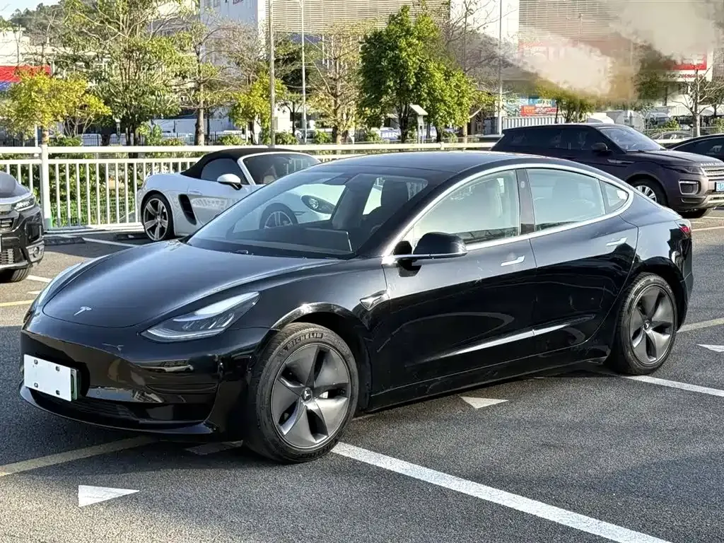 Tesla Model 3 — фото 1