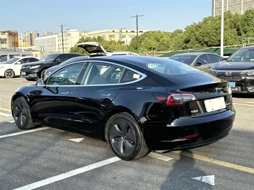 Tesla Model 3 — фото 7