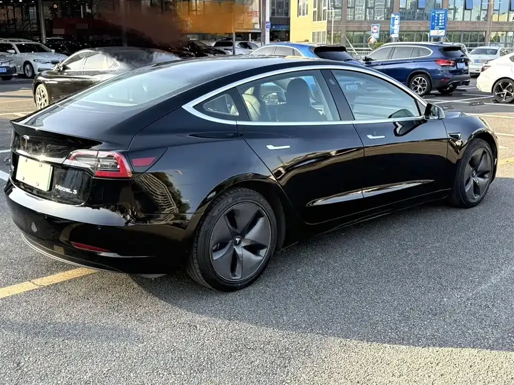 Tesla Model 3 — фото 9