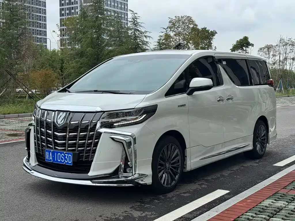 Toyota Alphard — фото 1