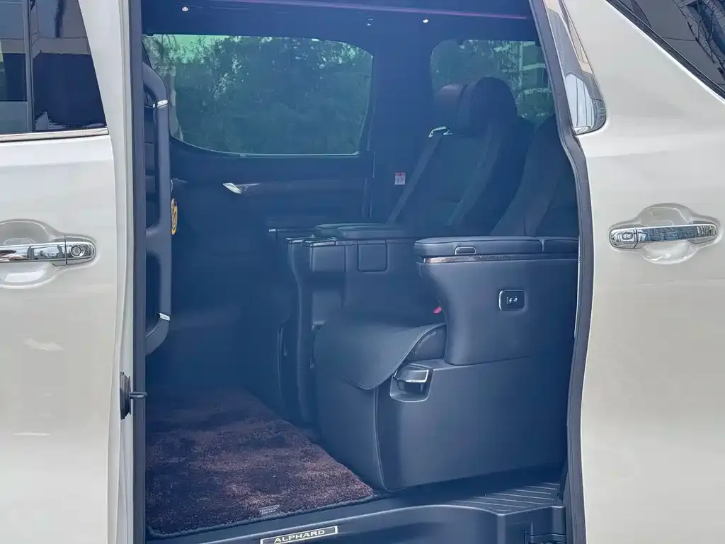 Toyota Alphard — фото 4