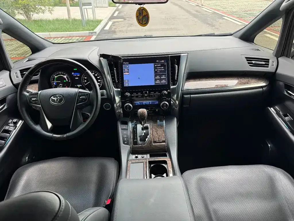 Toyota Alphard — фото 8