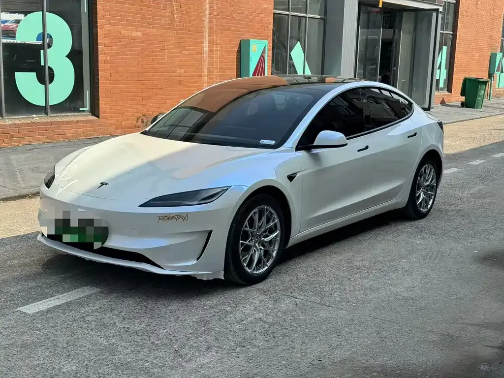 Tesla Model 3 — фото 1