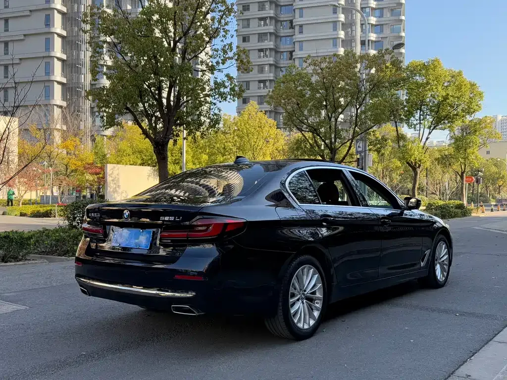BMW 5 Series — фото 6