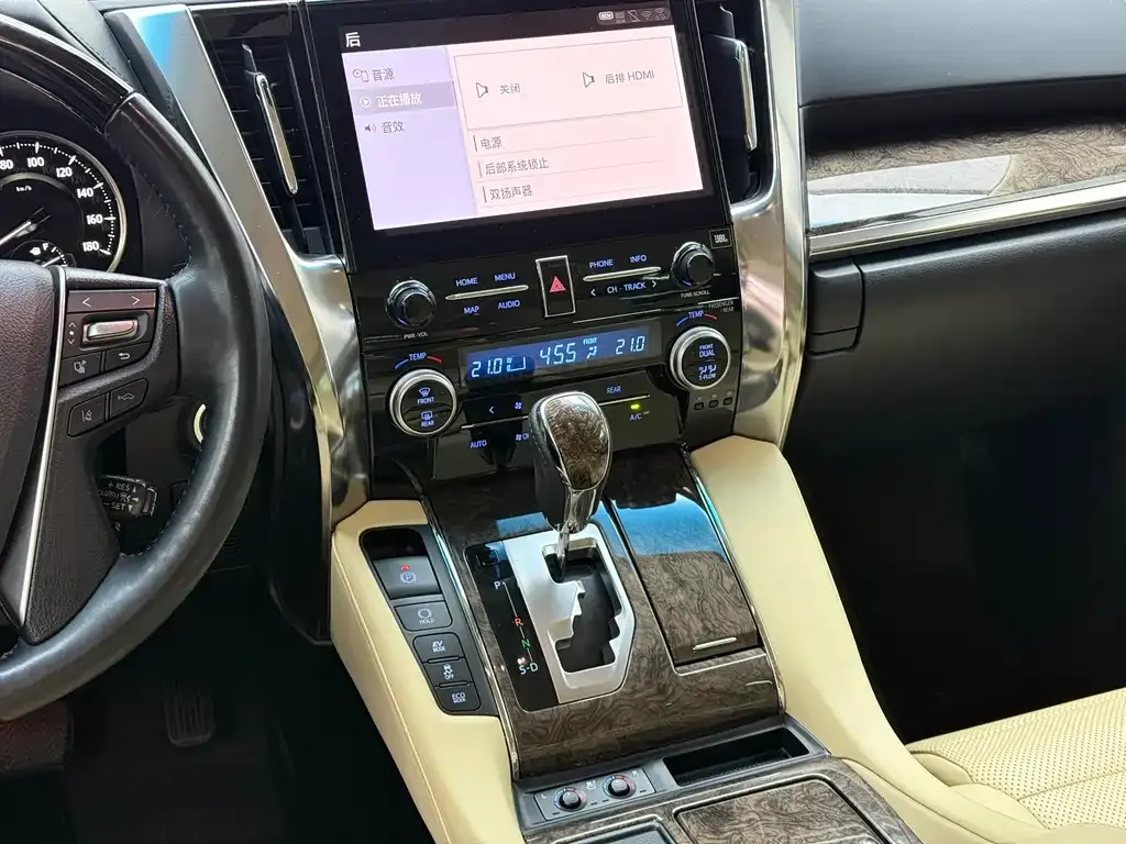 Toyota Alphard — фото 8
