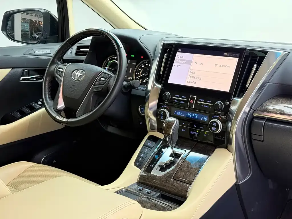 Toyota Alphard — фото 9