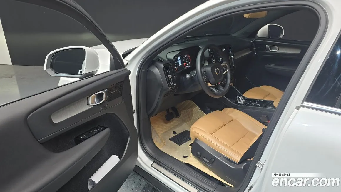 Volvo XC40 — фото 10