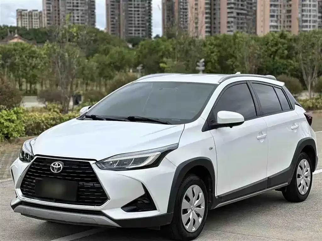Toyota Yaris L — фото 1