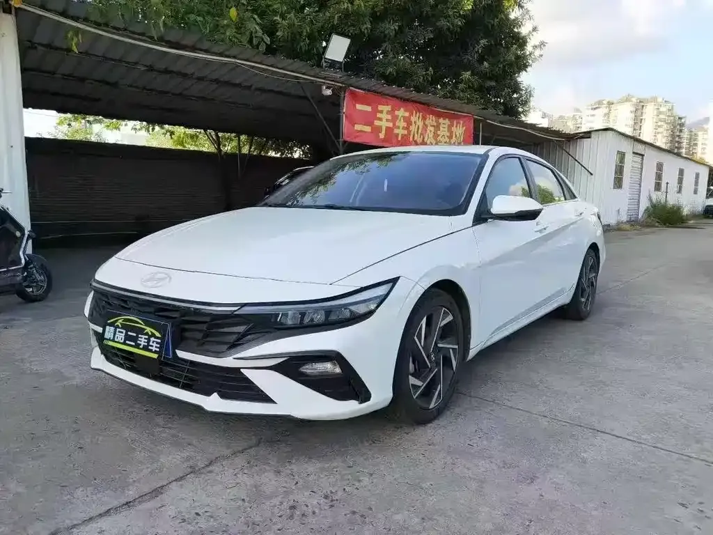 Hyundai Elantra — фото 1
