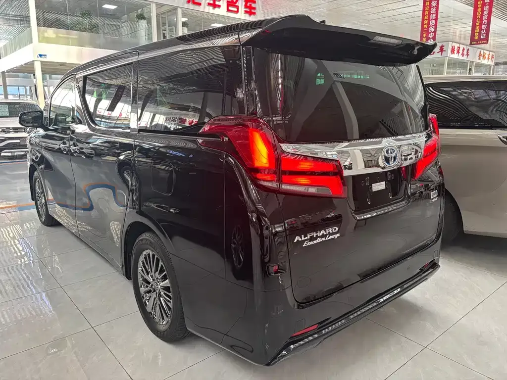 Toyota Alphard — фото 10