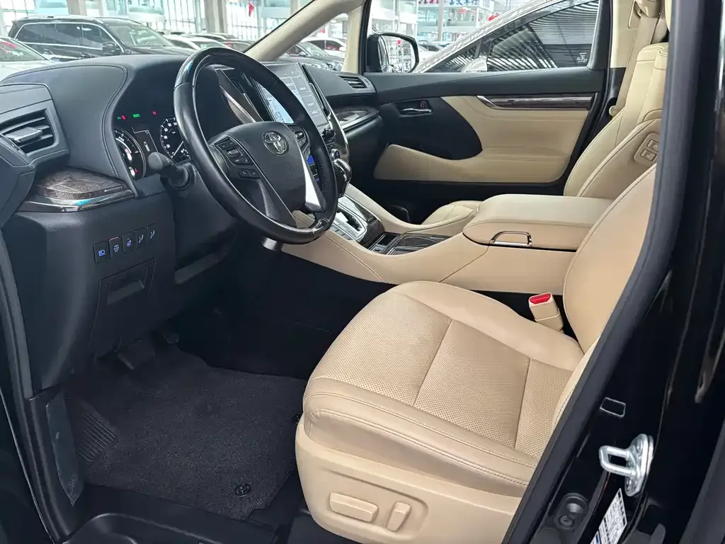 Toyota Alphard — фото 4
