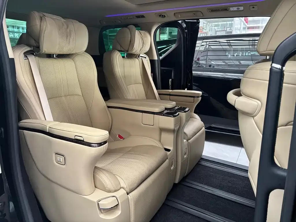 Toyota Alphard — фото 8