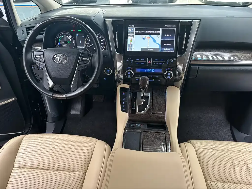 Toyota Alphard — фото 9