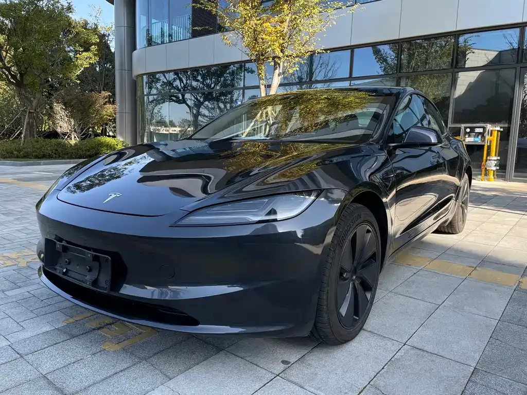 Tesla Model 3 — фото 1