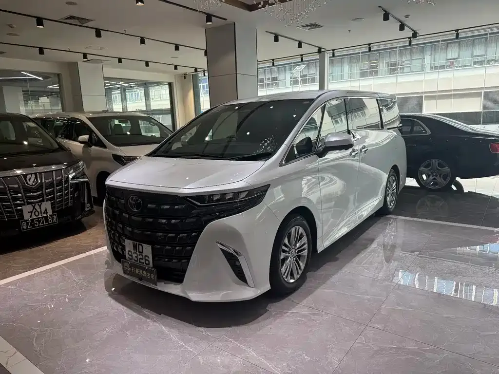 Toyota Alphard — фото 1