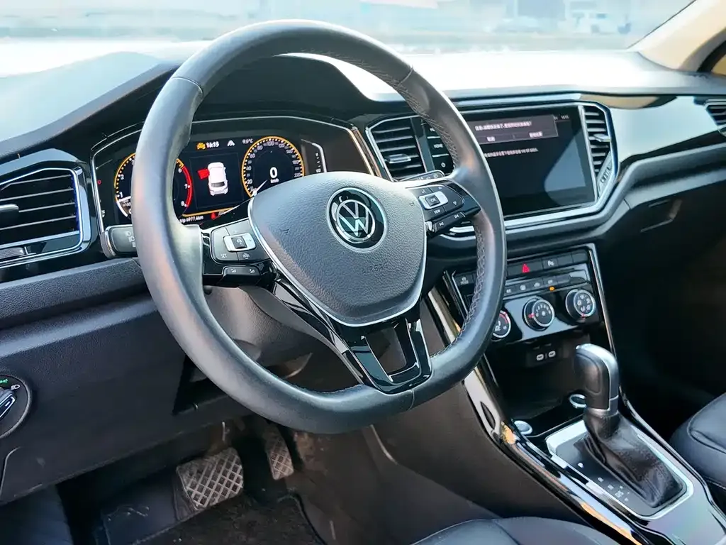 Volkswagen T-Roc — фото 10